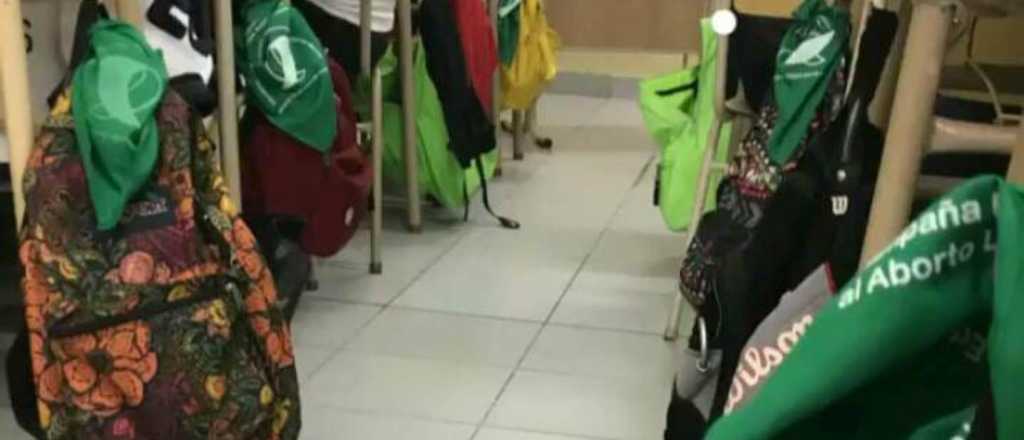 La revoluci&oacute;n de las hijas: pa&ntilde;uelos verdes colgados en las mochilas