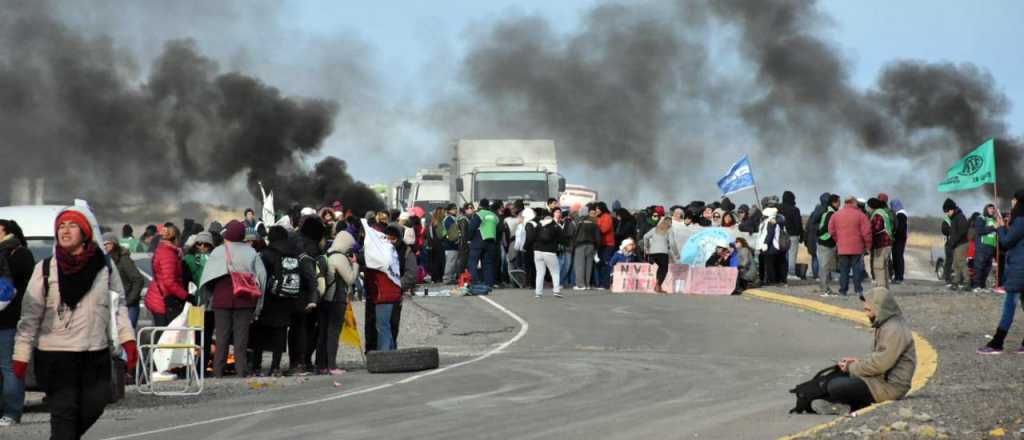 Chubut: petroleros despejaron por la fuerza las rutas cortadas por docentes
