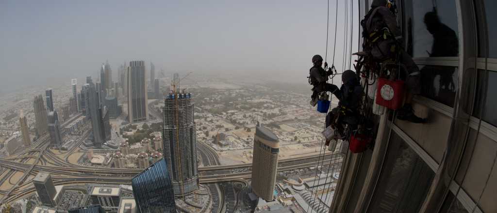 Así limpian las ventanas en el edificio más alto del mundo