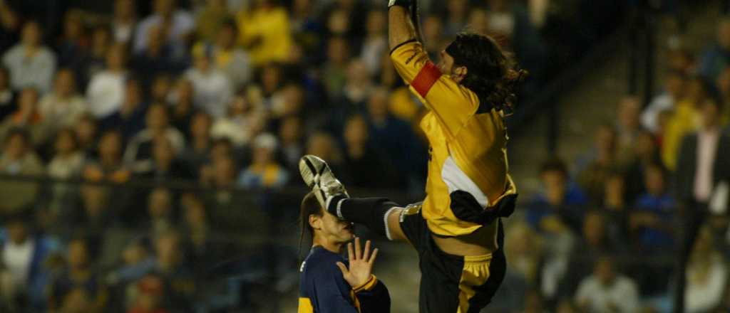 Otra locura de "El Gato" Sessa: tomó del cuello al árbitro y lo echaron