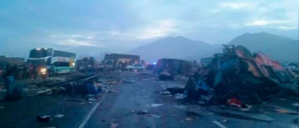 Cuádruple choque en Perú dejó 37 muertos
