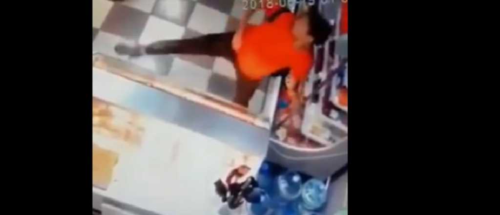 Video: comenzó a bailar en un supermercado para disimular un robo
