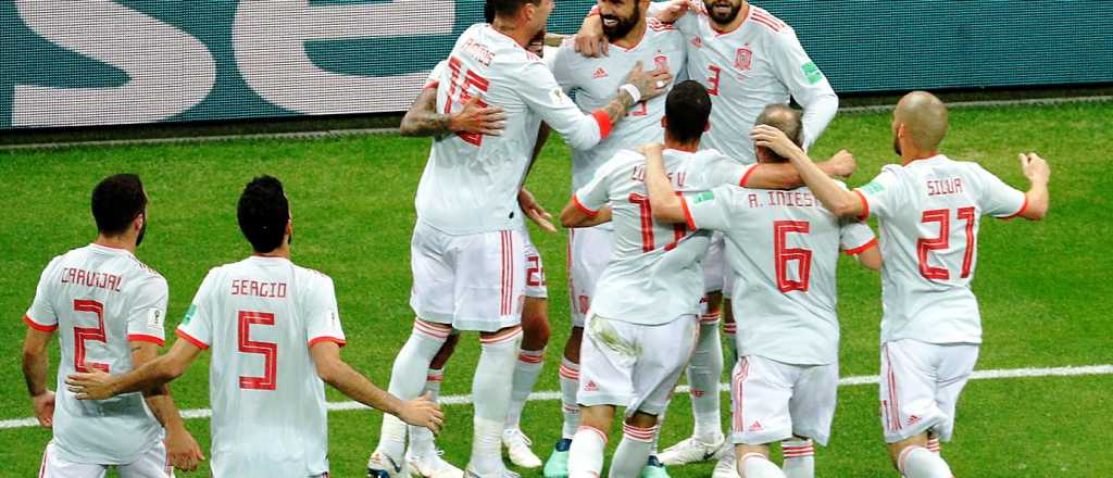 España ganó con un gol de carambola y metió un pie en octavos de final