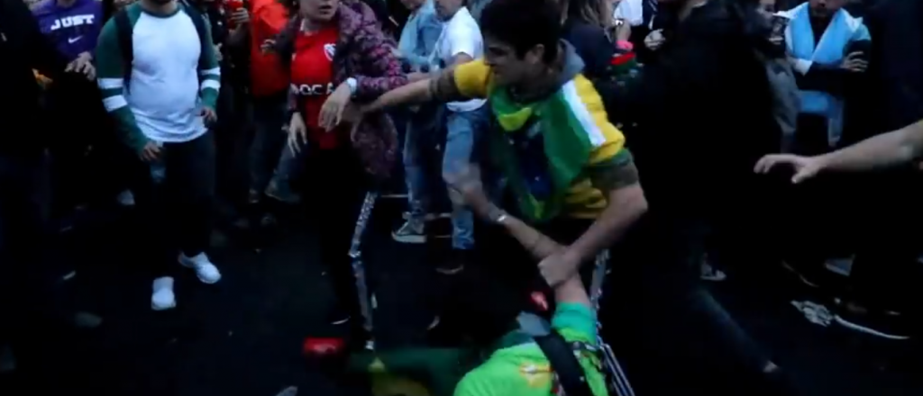 Papelones y brutales golpizas de argentinos contra croatas y brasileños
