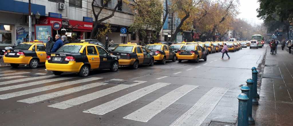 Taxistas y remiseros van al paro total contra Uber este martes