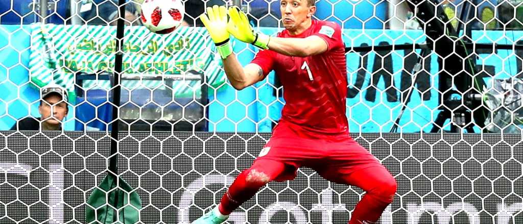 Pol&eacute;mica con el arquero de Uruguay que atendi&oacute; el tel&eacute;fono en una pr&aacute;ctica