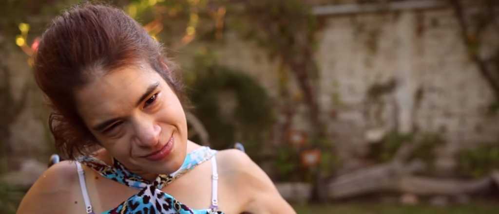 Video: tiene parálisis cerebral, se recibió de licenciada y ahora tiene su documental