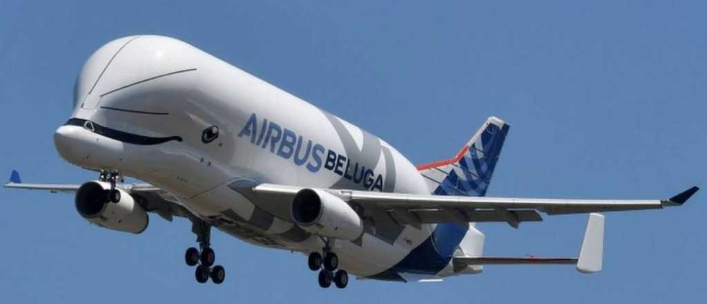 Un gigantesco avi&oacute;n ballena atrae risas y curiosidad en su primer vuelo