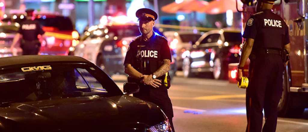 Un tirador mató a dos personas e hirió a 14 en Toronto