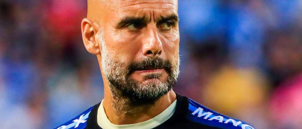 Pep Guardiola con la mirada puesta en un jugador del Barcelona