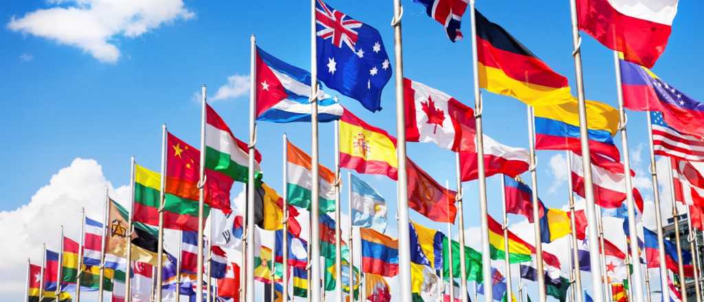 Por la similitud en sus banderas, un pa&iacute;s le exigi&oacute; a otro que la cambie