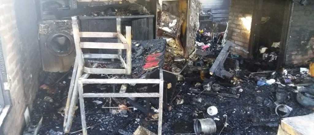 Se incendi&oacute; una casa en Godoy Cruz y un ni&ntilde;o est&aacute; muy grave