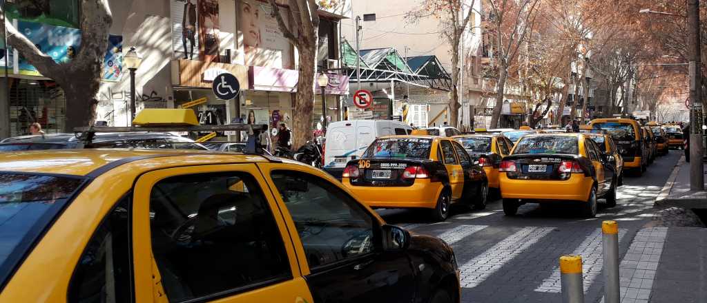 Dueños y choferes de táxis de Mendoza piden 35% de aumento de tarifa
