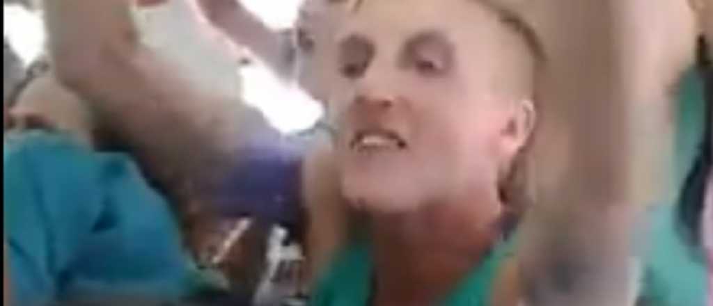 Un grupo feminista agredió con cánticos a un policía en un colectivo