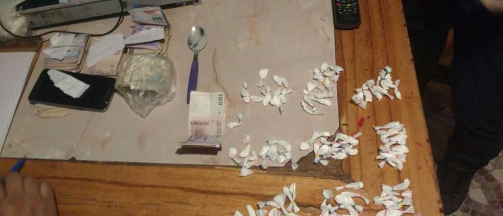 Detuvieron a dos mujeres con dinero, drogas y armas en Godoy Cruz