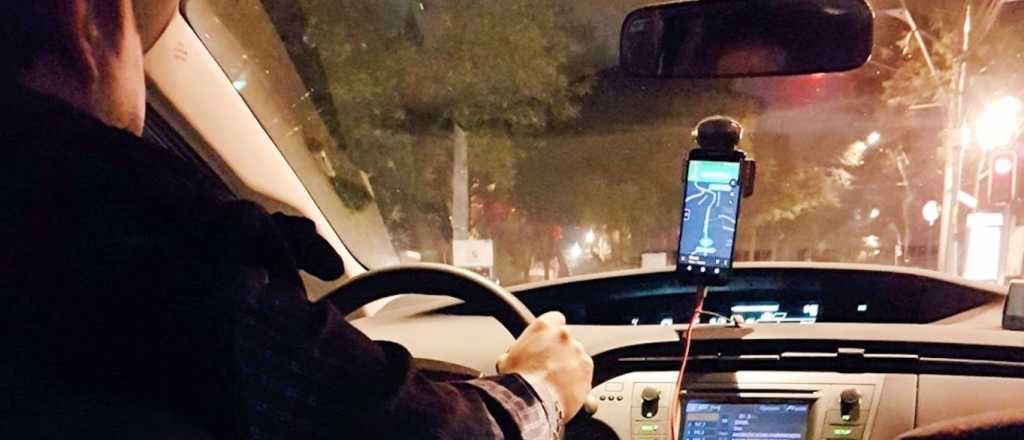 Un chofer llevaba a una pareja al aeropuerto, se durmió y chocó un poste