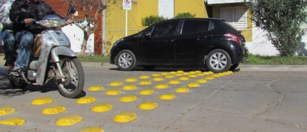 Un video muestra el daño que causan las "tachas" en las calles mendocinas