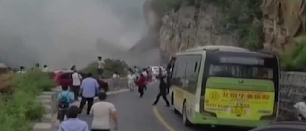 Video: tremendo derrumbe en una carretera en Pekín casi termina en tragedia