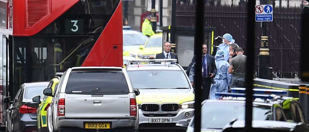 Un hombre atropelló varias personas y se estrelló contra el parlamento británico