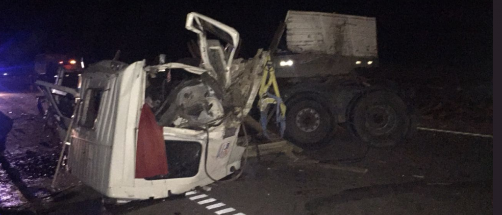 Dos camiones chocaron en Santa Rosa, un herido grave