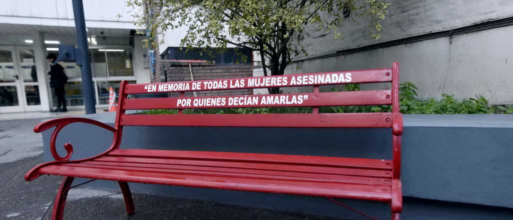 Quieren instalar "bancos rojos" en lugares públicos de Mendoza