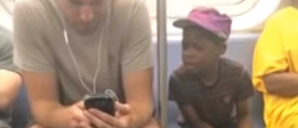 Video en el subte: un nene no dejaba de mirar su celular y él se lo dio