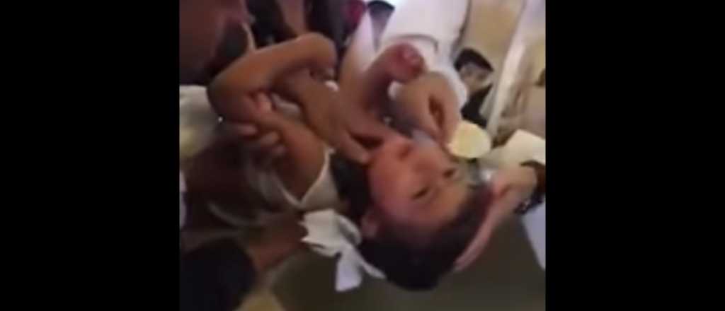 Una ni&ntilde;a insult&oacute; a un sacerdote que la estaba bautizando