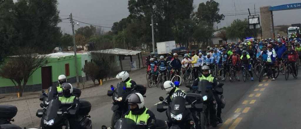 Ciclistas mendocinos y puntanos pedalearon para hermanar a las provincias