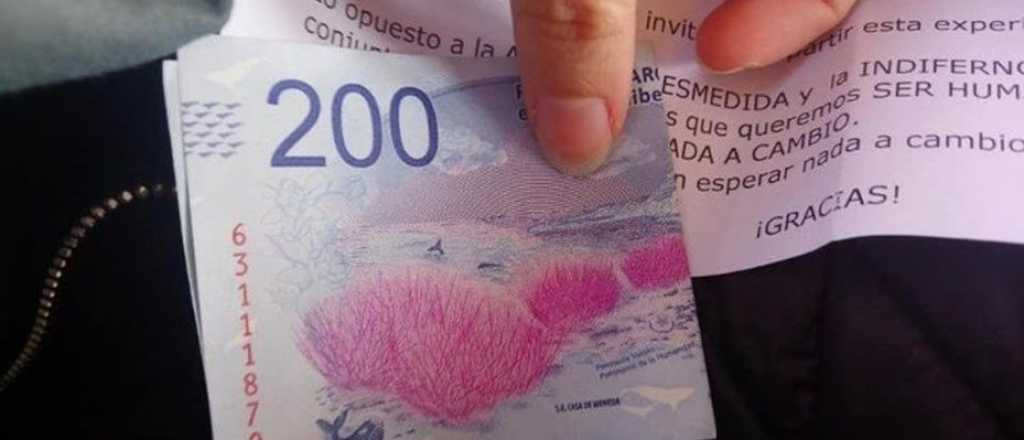 Un hombre regala billetes de $200 en un tren de Buenos Aires con un mensaje