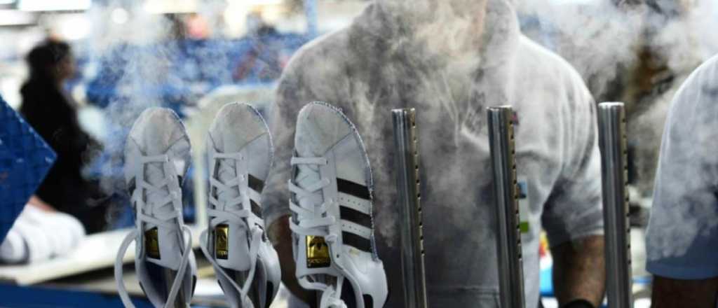 Licencian a 600 empleados de la planta de Adidas por las bajas ventas