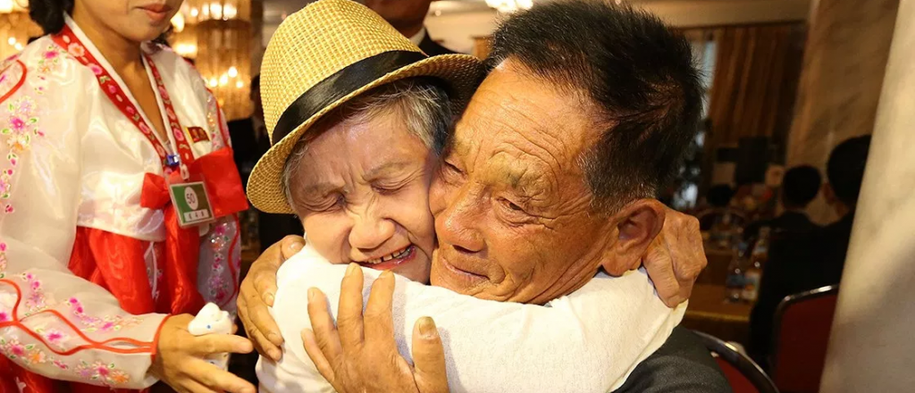 Una madre de 92 años se reencuenta con su hijo de 71 en Corea del Norte