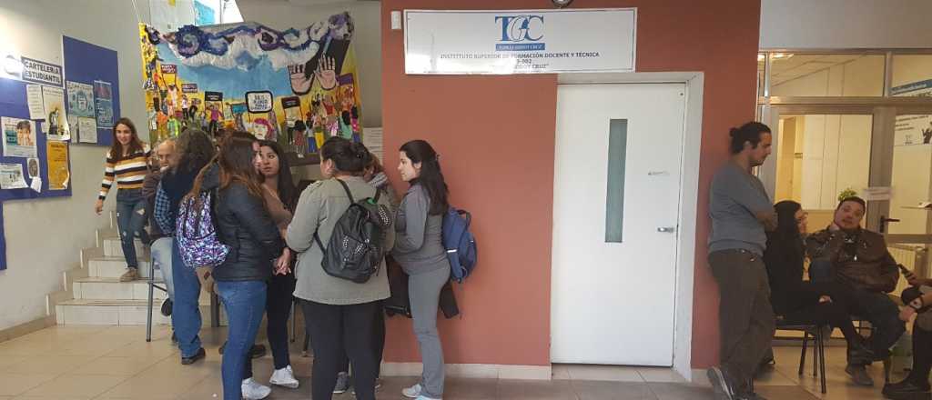 Les "pintaron los dedos" a tres docentes por tomar el Instituto Tomás Godoy Cruz