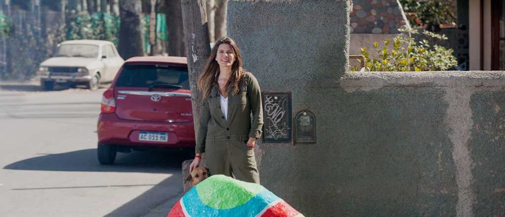 Una artista pl&aacute;stica repint&oacute; la piedra pintada de Chacras de Coria