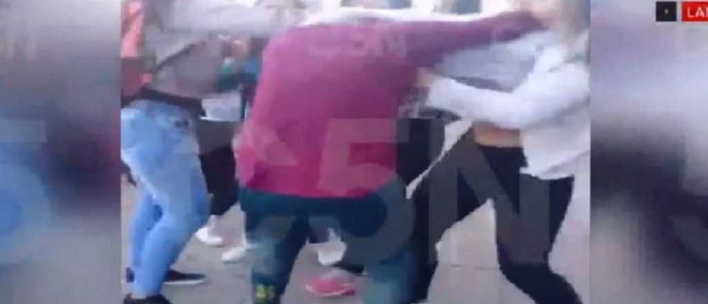 Video: brutal pelea entre una mujer y una alumna en la puerta de una escuela