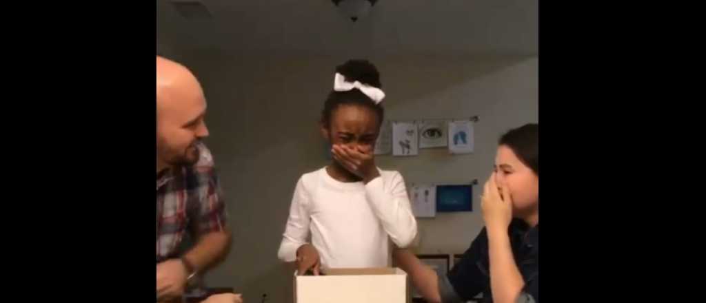 Video: el emotivo momento en que "le regalan" la adopción a una nena