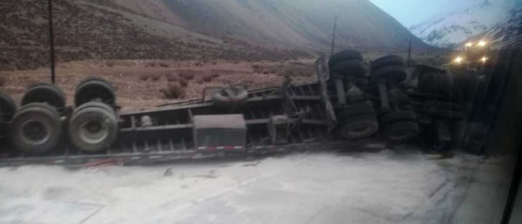 Un cami&oacute;n se dio vuelta en Penitentes