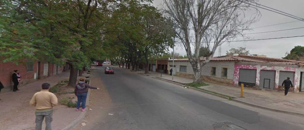 Esperaban el micro y las asaltaron a mano armada