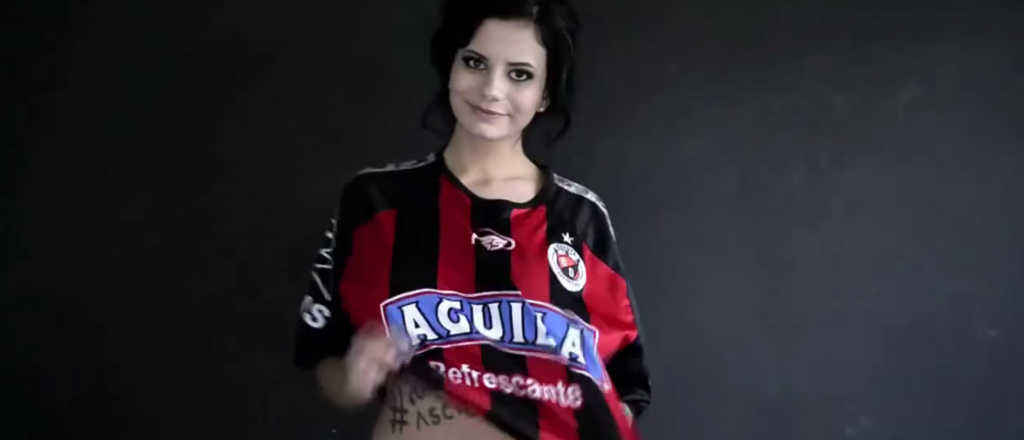 Se desnud&oacute; por el ascenso de su equipo