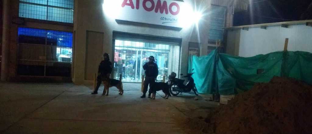 Intentan saquear un Átomo y los atrapan adentro