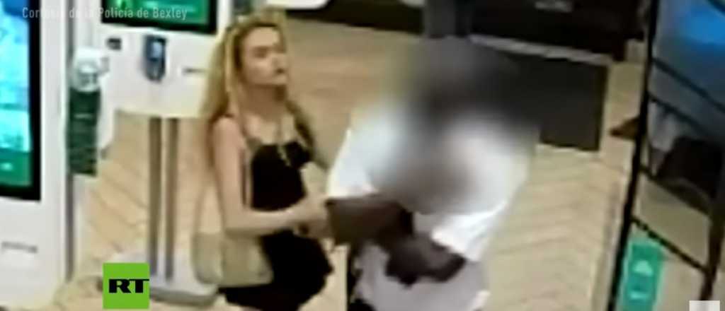 Video: una chica escupió e insultó a un empleado de McDonald's