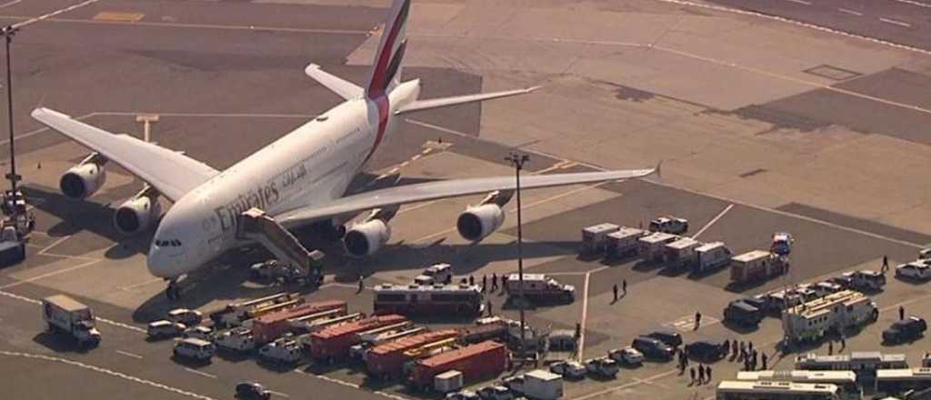 Cuarentena en un avi&oacute;n que aterriz&oacute; en Nueva York: 100 pasajeros enfermos 