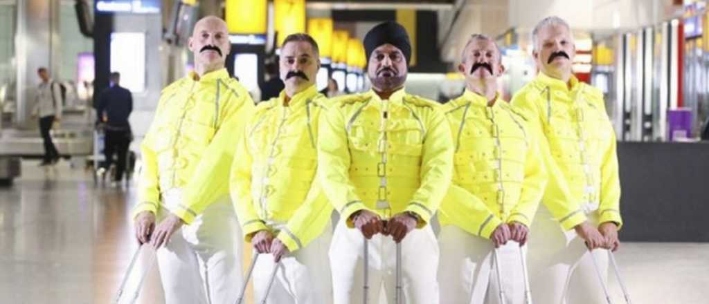 El divertido homenaje de los maleteros del aeropuerto de Londres a Freddie Mercury
