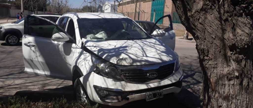 Un auto estrelló contra un árbol en Godoy Cruz