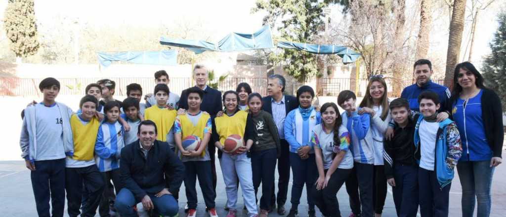 Macri se animó a jugar al básquet en Mendoza