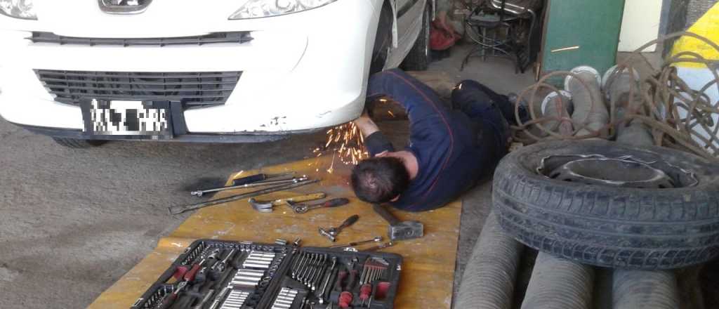 Denunciaron a un polic&iacute;a por reparar su auto particular en los bomberos