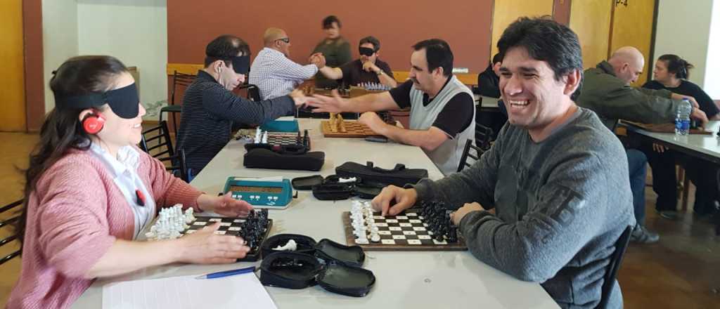 Ya se disputa el torneo nacional de ajedrez para ciegos en San Rafael
