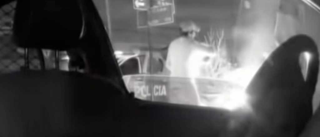 Video: se enojó en un control de tránsito y prendió fuego su moto