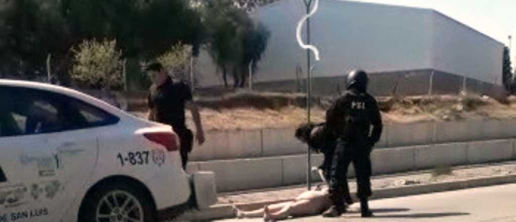 Video: intentó suicidarse, agredió a la policía y la noquearon en San Luis