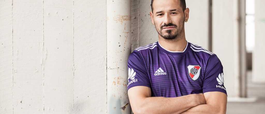 La historia detr&aacute;s de la nueva camiseta violeta de River