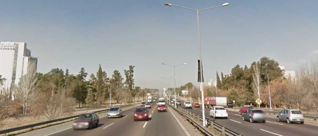 Enojo con una pareja con beb&eacute;s cruzando el Acceso Este